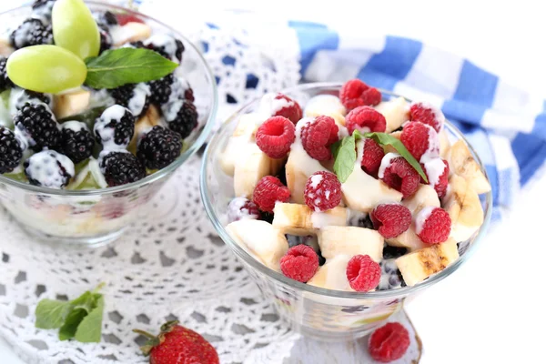 Obstsalat in Glasschalen, isoliert auf weiß — Stockfoto