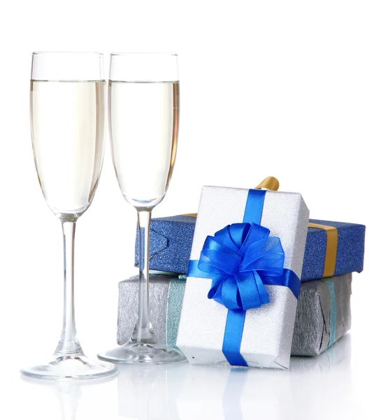 Glazen champagne met geschenkdozen geïsoleerd op wit — Stockfoto