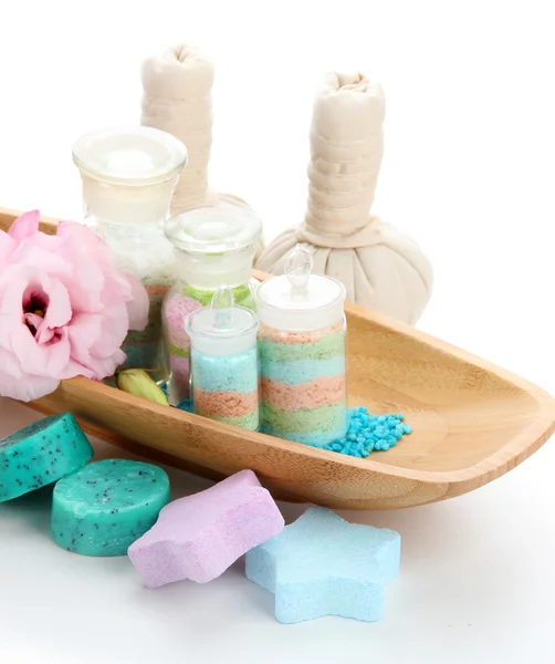 Sales aromáticas en frascos de vidrio y bolas de compresas de hierbas para el tratamiento de spa, aisladas en blanco — Foto de Stock