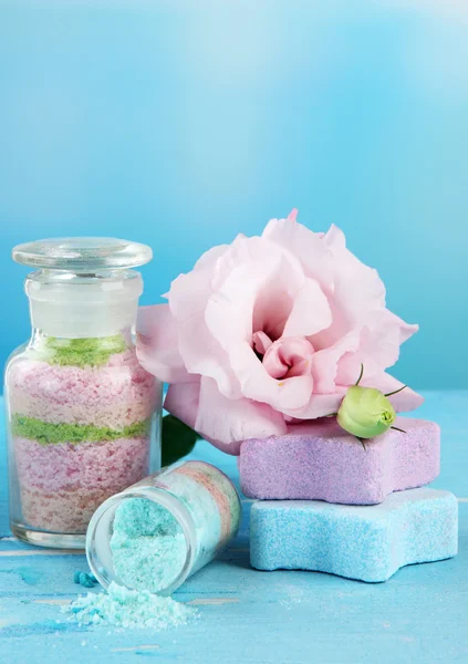 Aromatické soli ve skleněných lahvích, na modrém pozadí — Stock fotografie