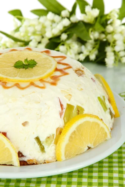 Delicious jelly cake on table close-up — Stock Photo, Image