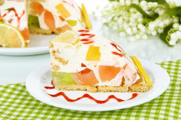 Delicious jelly cake on table close-up — Stock Photo, Image