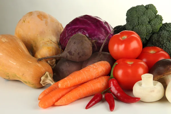 Zusammensetzung verschiedener Gemüse isoliert auf weiß — Stockfoto