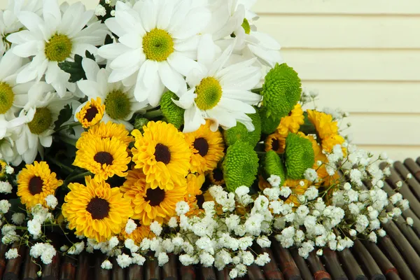 Belles fleurs sur table sur fond en bois — Photo