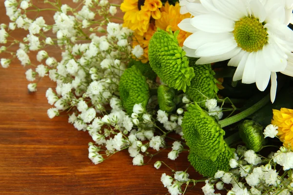 Hermosas flores sobre fondo de madera — Foto de Stock