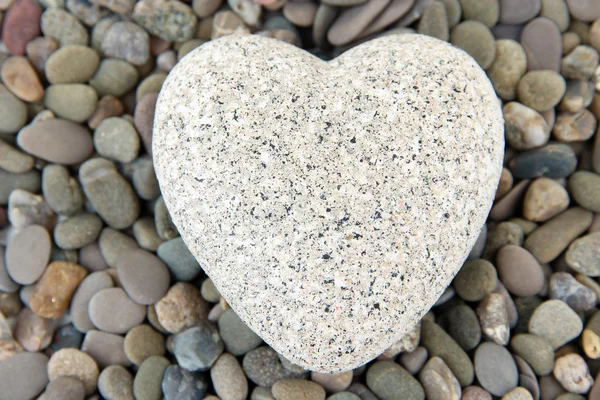 Corazón sobre pequeñas piedras marinas, de cerca —  Fotos de Stock