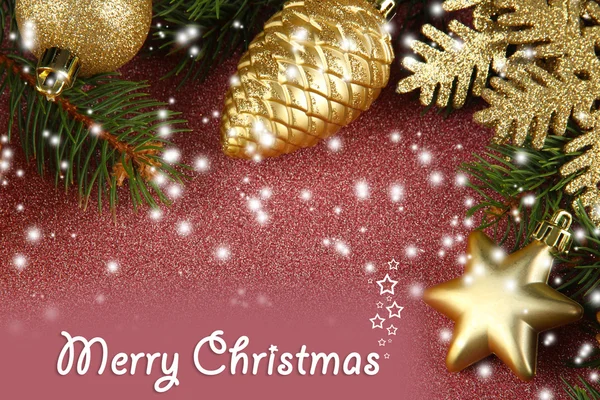Hermosas decoraciones de Navidad con abeto sobre fondo brillante —  Fotos de Stock