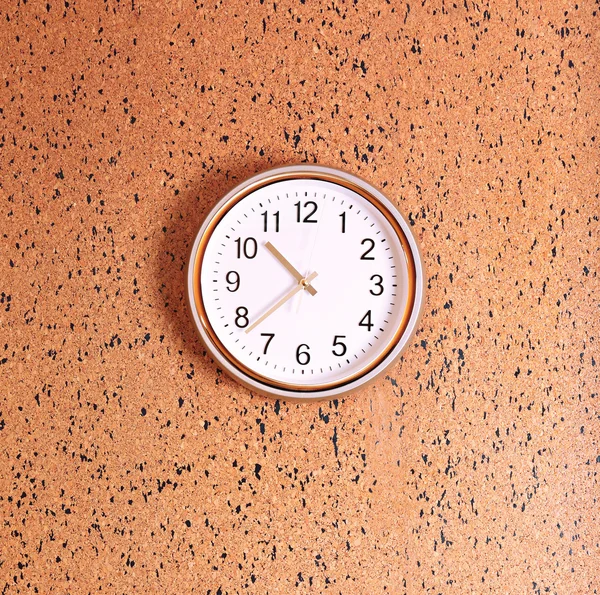 Duvar arka plan üzerinde saat — Stok fotoğraf