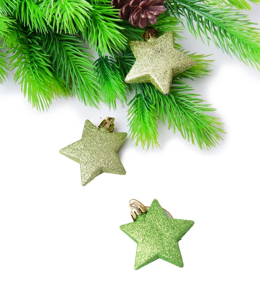 Vánoční dekorativní hvězdy na jedle, izolované na bílém — Stockfoto