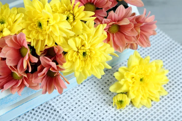 Piękne kwiaty w koszyku, na jasnym tle — Zdjęcie stockowe