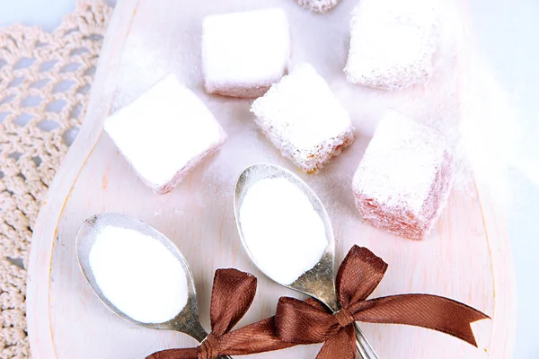 Savoureux bonbons orientaux (délice turc) avec sucre en poudre, sur un bureau en bois — Photo