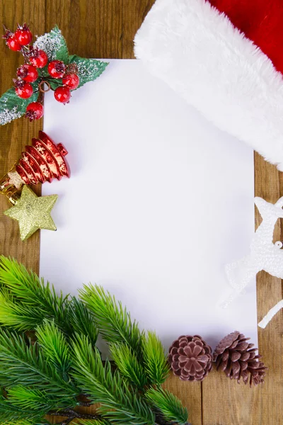 Lettera per Babbo Natale con cappello di Natale sul tavolo primo piano — Foto Stock