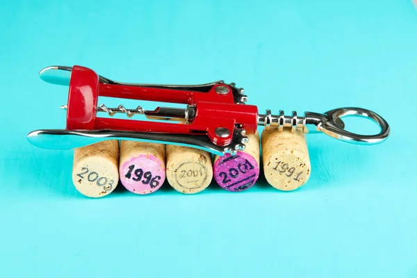 Wine corks with corkscrew on wooden table close-up — Stock Photo, Image