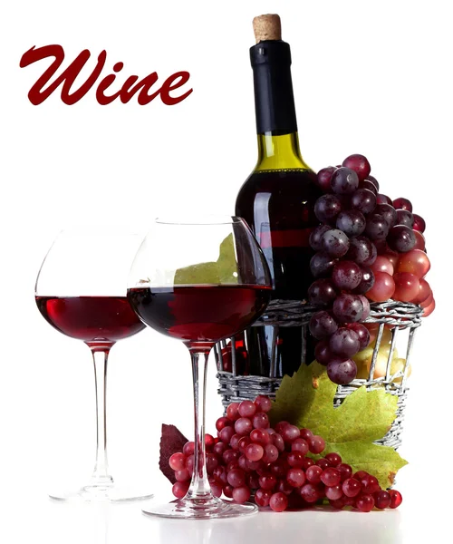 Gafas de vino con vino tinto, uva y botella aisladas en blanco — Foto de Stock