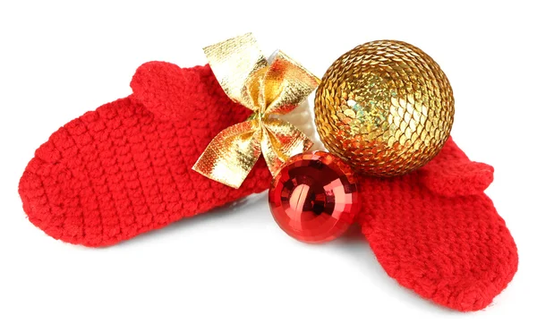 Manoplas rojas de invierno con juguetes de Navidad aislados en blanco —  Fotos de Stock