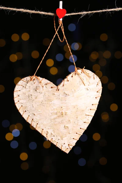 Coeur décoratif sur corde sur fond brillant — Photo