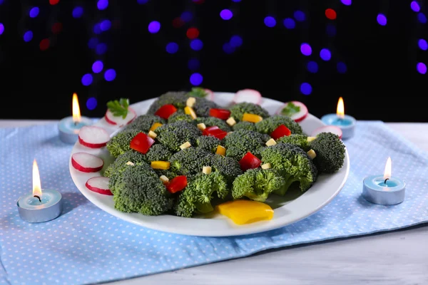 Julgran från broccoli på bordet på mörk bakgrund — Stockfoto