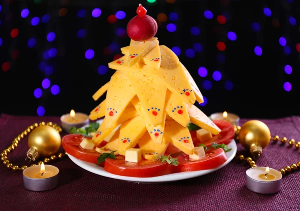 Arbre de Noël à partir de fromage sur table sur fond sombre — Photo