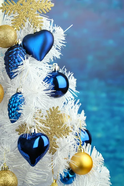 Brinquedos na árvore de Natal no fundo azul — Fotografia de Stock