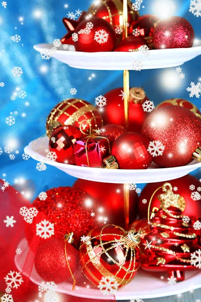 Рождественские украшения на десертном стенде, на цветном фоне — стоковое фото
