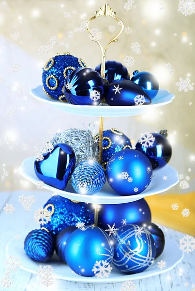 Kerstversiering op dessert staan, op een achtergrond met kleur — Stockfoto