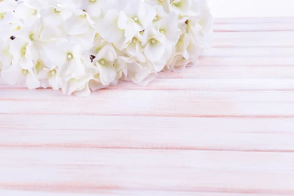 Strauß schöner künstlicher Blumen, auf farbigem Holzhintergrund — Stockfoto