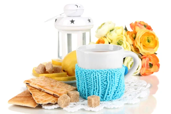 Taza de té con limón aislado en blanco —  Fotos de Stock