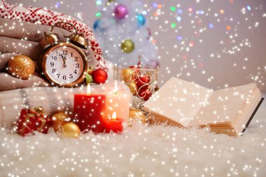 kareli, mumlar ve parlak zemin üzerine beyaz halı üzerinde Noel süslemeleri ile kompozisyon