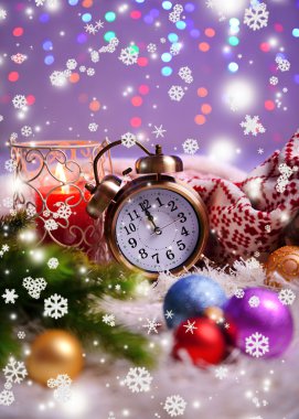 kareli, mumlar ve parlak zemin üzerine beyaz halı üzerinde Noel süslemeleri ile kompozisyon