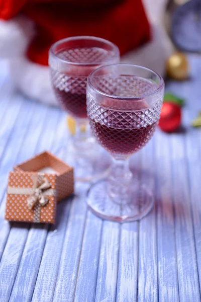 Copas de vino y decoración navideña sobre fondo brillante —  Fotos de Stock