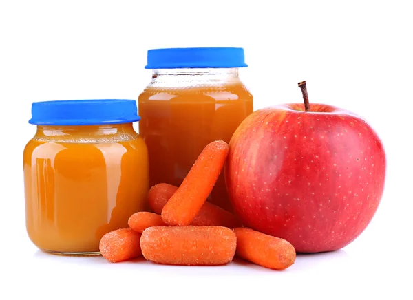 Aliments pour bébés avec carotte et pomme dans des bocaux en verre, isolés sur blanc — Photo