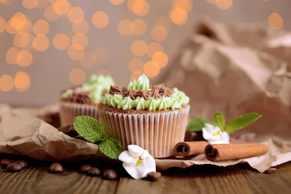 Velsmagende cupcakes med smørcreme, på træbord, på lys baggrund - Stock-foto