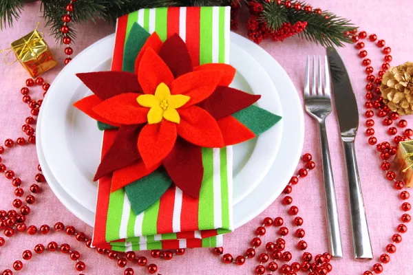 Christmas table setting with festive decorations close up — Stock Photo, Image