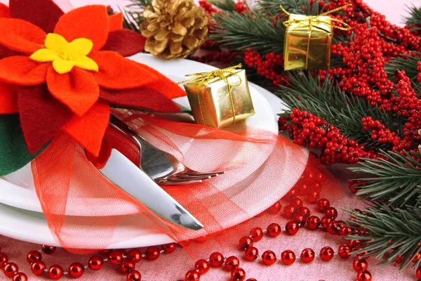 Christmas table setting with festive decorations close up — Stock Photo, Image