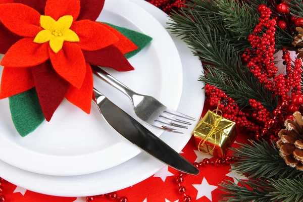 Cenário de mesa de Natal com decorações festivas close-up — Fotografia de Stock