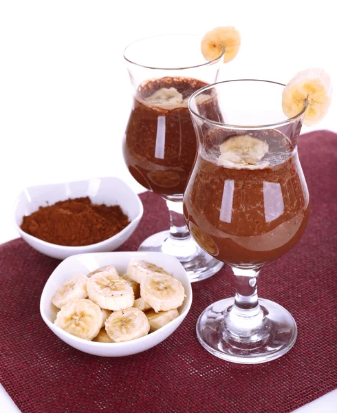 Cocktails met banaan en chocolade op tafel op witte achtergrond — Stockfoto