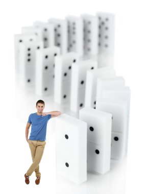 Domino üzerinde beyaz izole genç adamla