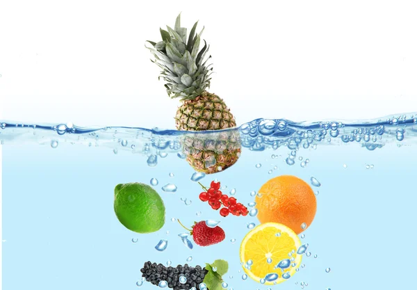 Verse vruchten in water gedropt — Stockfoto