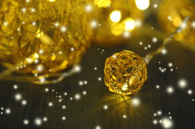 Noel dekoratif topları ve garland, ahşap arka plan üzerinde