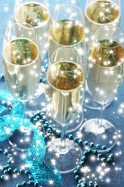 Copos com champanhe sobre fundo brilhante — Fotografia de Stock