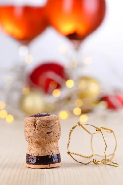 Пробка от шампанского на фоне рождественских огней — стоковое фото