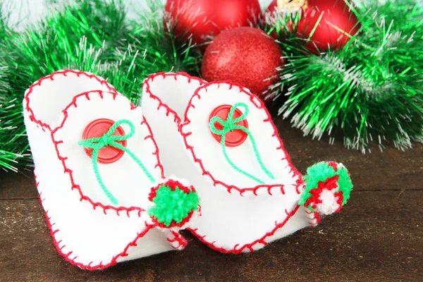 Zapatos de Navidad con decoraciones en la mesa de cerca —  Fotos de Stock