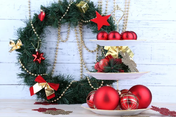Julpynt på dessert stå, på färg trä bakgrund — Stockfoto