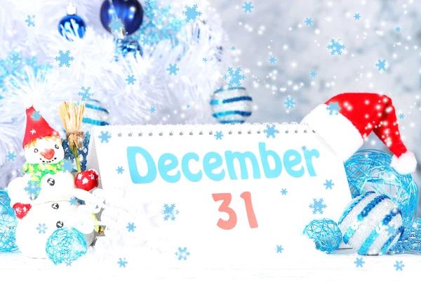Calendario con decoraciones de Año Nuevo en el fondo de invierno —  Fotos de Stock
