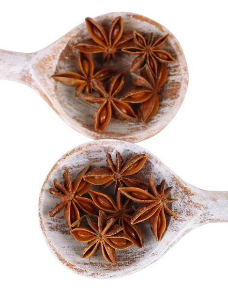 Anice stellato in cucchiai di legno, isolato su bianco — Foto Stock