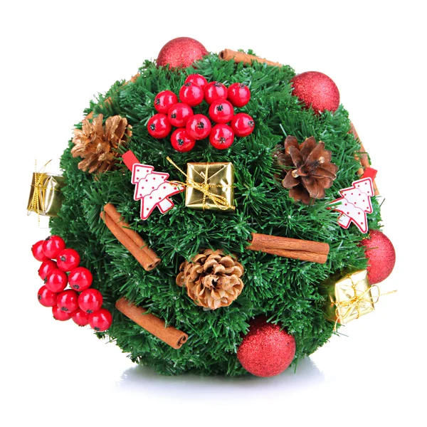 Bola de abeto de Natal com decoração isolada em branco — Fotografia de Stock