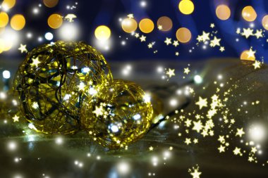 Karanlık arka planda Noel süsleri ve çelenkler.