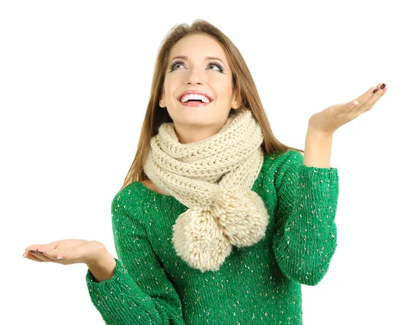 Menina sorridente bonita em cachecol de malha quente isolado no branco — Fotografia de Stock