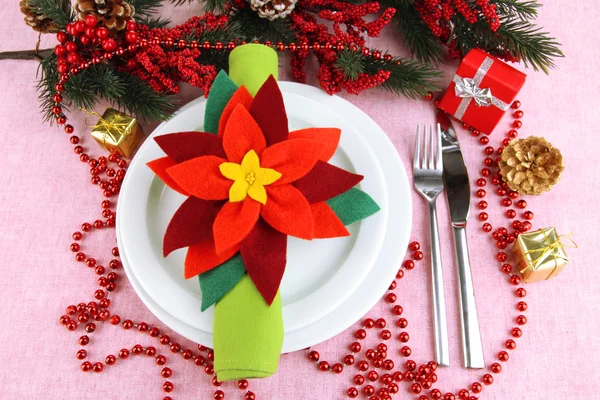 축제 장식과 크리스마스 테이블 설정을 닫습니다. — 스톡 사진