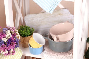 sofra ve dekor, renkli duvar zemin üzerine ile güzel beyaz raflar